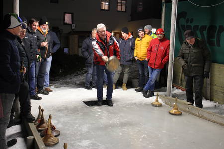 Eisschießen Tenöre gegen Bässe