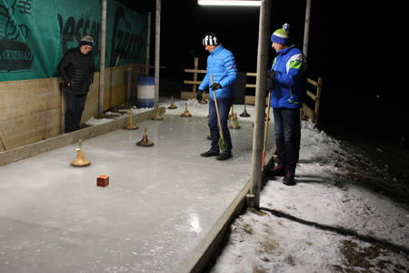 Eisschießen Tenöre gegen Bässe