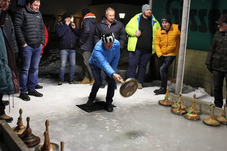 Eisschießen Tenöre gegen Bässe