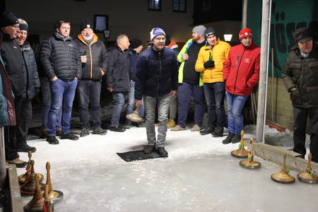 Eisschießen Tenöre gegen Bässe