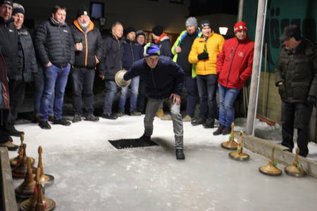 Eisschießen Tenöre gegen Bässe